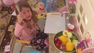 Making a healthy fruit salad with Shopkins Delight