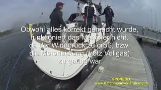 Hafenkino: Missgl&uuml;cktes Ablegeman&ouml;ver mit gegen&uuml;berliegender Achterleine bei auflandigem Wind