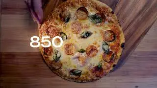 Элтон Браун рассматривает текущую модель печи для пиццы P Smart Pizza