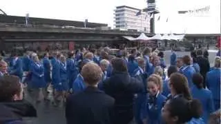 Ruim 100 stewards en stewardessen dansen voor 'All You Need is Love'