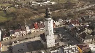 Biecz jesienią widziany z paralotni