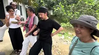 外国旅客吃榴莲，墨西哥，香港，中国，新加坡第一次在榴莲树下吃各种榴莲。