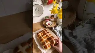 Chocolate chip hot cross buns 🐣🌸🪿 #easterrecipe #easterfood #springbaking