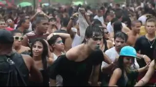 Este joven baila como zombie