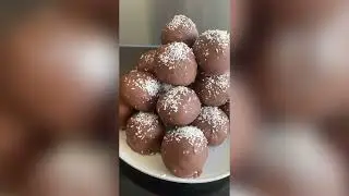 Zelf bounty truffels maken: super makkelijk (3 ingrediënten, zonder oven)