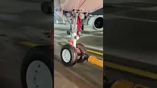 Pushback of Airbus 320 #towtruck #towbar #aviation