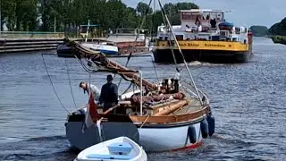 Binnenvaartschip de MICANTO vaart de GAARKEUKENSLUIS binnen.