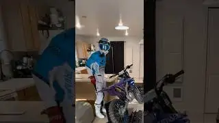 Внедорожный мотоцикл в доме ужасно неисправен
