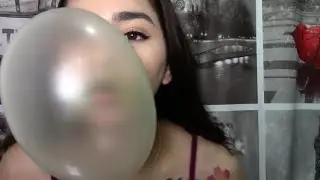 Leidy ASMR - Gum Chewing Bubble Blowing Spanish Trigger Words