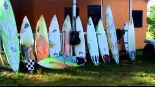 Dudu Souza levando um som com amigos antes do surf na Cacimba do Padre...