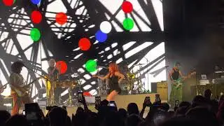 Paramore - Caught in the Middle (2022-11-13, Beacon Theatre, New York, NY) [4K HDR]