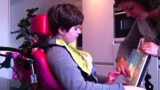 Marilou Wiertz 10 met Rett Syndroom speelt memory