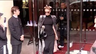 EXCLUSIVE : Fergie comes out of her hotel in Paris