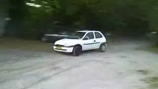 Klenne Appie drift actie in razendsnelle Corsa Diesel