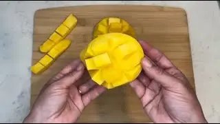 The Most Satisfying Way To Cut A Mango 🥭🔪👩🏻&zwj;🍳 #knifeskills #mangorecipe