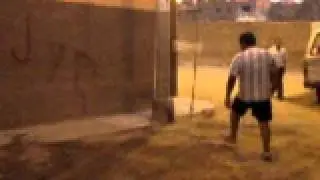 cesar jugando futbol  con los chicos de pasaje libertad.avi