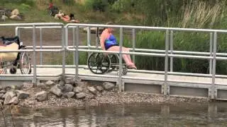 Barrierefreier Wassereinstieg für Rollstuhlfahrer am Kulkwitzer See