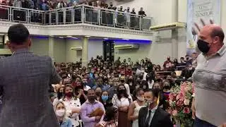 Antes do pastor Jr Trovão pregar,deram oportunidade ao profeta,ele pegou um Padeiro em meia multidão