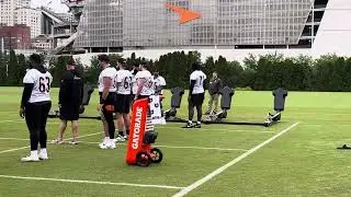 Ted Karras works fundamentals while Orlando Brown Jr. works with rookie Amarius Mims