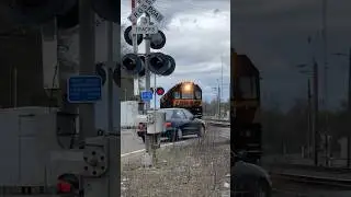 Cars Won&rsquo;t Stop For Rail Grinder Train! I Would! JawTooth shorts, Camera Can't Pick Up Flashing Lite
