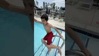 Разные люди у бассейна: