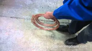 Plomberie15-D&eacute;rouler une couronne de cuivre recuit