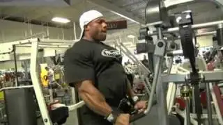 Phil Heath trains shoulders