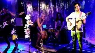 Jenny and the Mexicats - Me duele a caminar (vivo)