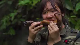 The girl continued to go to the stream to catch crabs and add wild meat