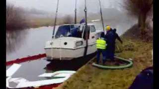 Gezonken zwerversboot - Ophijsen en afvoeren