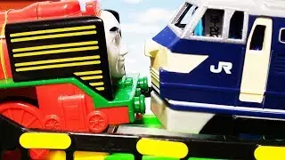 プラレール 14台の新幹線やきかんしゃトーマス、山手線リラックマやEF66が対決! 一番強いのは誰だ? じこはおこるさ! ドクターイエローやE6系こまちも参戦! hifumitoy