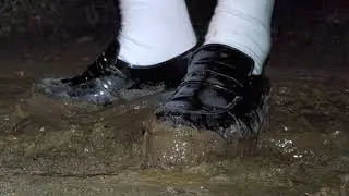 學生鞋踩泥巴 School shoes in mud