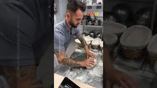 Il fa&ccedil;onne des pains au levain.