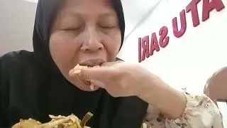 Menikmati nasi Padang masakan khas Padang indonesia