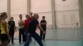 Voleibol Nivel 1 - Profe explicando golpe de antebrazo