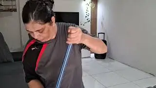Tirando o tapete para lavar e passando o pano na sala