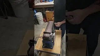 Sand belt cleaning with abrasive cleaning bar from Powertec #Powertec #woodcarving #wood #woodcraft