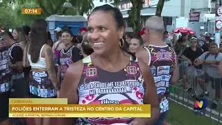 Tradicional Bloco 'Enterro da Tristeza' movimentou o centro de Florian&oacute;polis