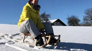 Schlittenfahren am Rodelhang