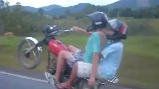 mayke mosquero empinando com uma m&atilde;o