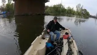 Popołudnie na ł&oacute;dce - nie ma to jak fachowiec przy sterze