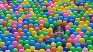 COLOCAMOS 1.000 BOLINHAS NA PISCINA