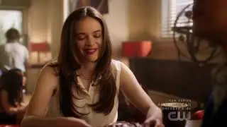 The Flash 5x02 Cisco and Caitlin on coffee shop Scene