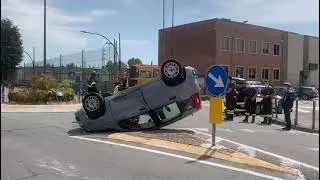 Pizzighettone, schianto alla rotatoria: auto ribaltata