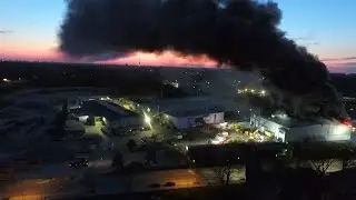 Riesige Rauchs&auml;ule zieht &uuml;ber Hannover: Gro&szlig;brand in Industriegebiet- Lagerhalle in Vollbrand