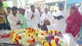 ప్రభుదాస్ అయ్యా గారి పార్థివదేహం దగ్గర ఆదరణకరమైన మాటలు అందిస్తున్న దూత అమ్మగారు & సందీప్ అయ్యా గారు 