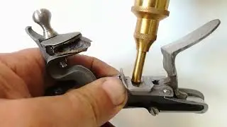 Современная латунная натруска - пороховница для затравочного пороха (Flint priming flask)