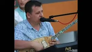 Evleri var üst başta, kayalca