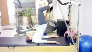 Pilates, media torre.  flexi&oacute;n de rodillas con tronco en plancha.