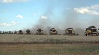 D&eacute;monstration de 7 Moissonneuses Batteuses New Holland DACHARD SAS . 1